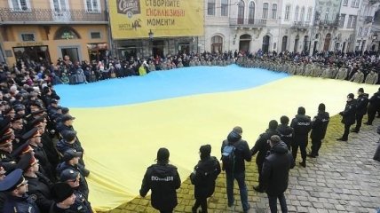 В центре Львова более тысячи горожан спели Гимн Украины (Видео)