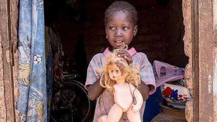 Правдивый фотопроект о том, как выглядят игрушки детей из разных стран мира (Фото)