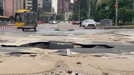 Возле Ocean Plaza провалилась дорога: что сейчас происходит на месте ЧП в Киеве (видео)