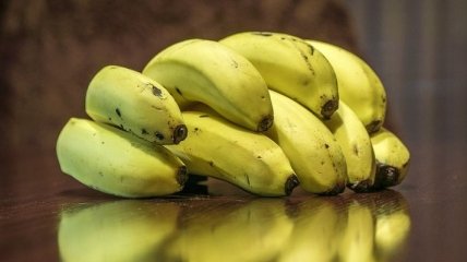 Медики рассказали, в каких случаях вредно кушать бананы