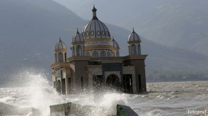 В Индонезии из-за стихийных бедствий продолжают гибнуть люди 