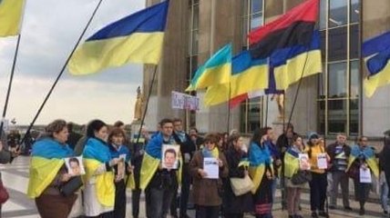 В Париже проводят акцию за освобождение Сущенко
