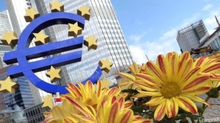 Экономист: Еврозону от краха спасет обесценивание единой валюты