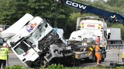 В Британии грузовики разтрощили автобус, есть жертвы