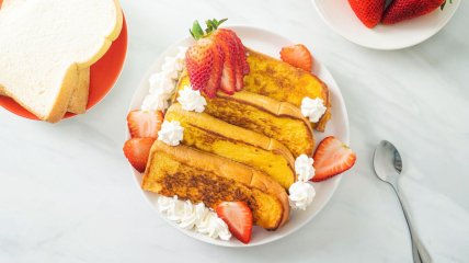 Простий рецепт французьких тостів із полуницею