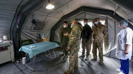 Зона ООС: Зеленский посетил палаточный городок для военных, больных COVID-19 (Фото)