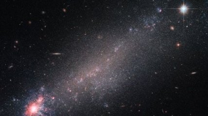 Ученые обнаружили галактику, которая похожа на комету