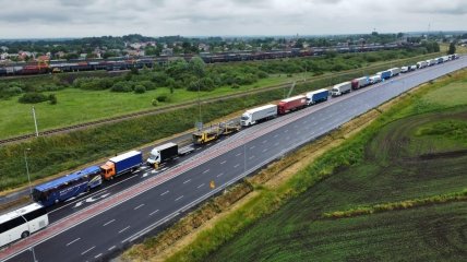 Вантажівки не пускали з боку України до Польщі
