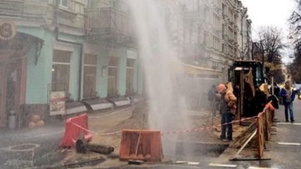 В центре Киева вырвался "фонтан" горячей воды