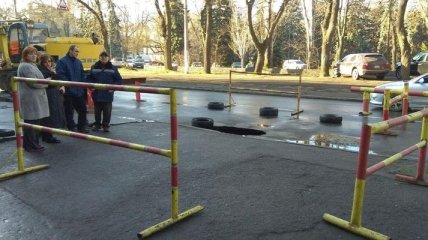 В Одессе прямо посреди проезжей части образовалась огромная дыра 