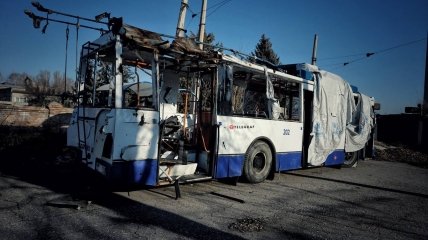 Поврежденный троллейбус в Бахмуте