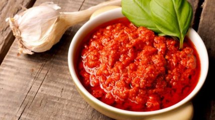 Аджика з помідорів та часнику класична (відео)