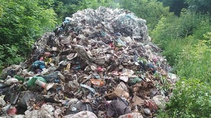 Грузовик незаконно сбросил львовский мусор в Черниговской области