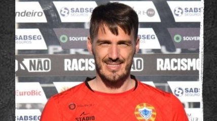 В Португалии вратарь забил курьезный гол с 90 метров (видео)