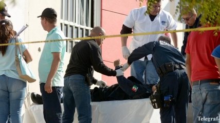 В Мексике трех человек выкинули из самолета