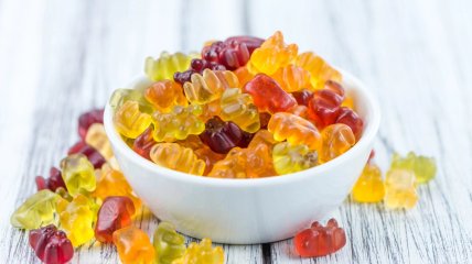 Яркие зимние лакомства: домашние желейки к Новому году (видео)