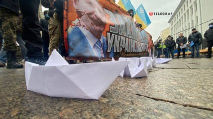 Белые бумажные кораблики символизировали украинские суда