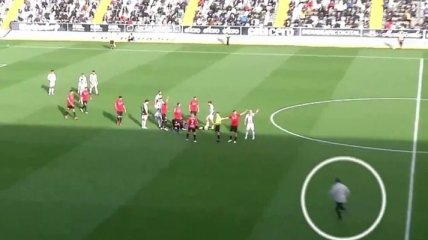В Испании тренер во время матча спас жизнь игроку соперников (видео)
