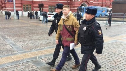 В центр Москвы стянули ОМОН, задержаны люди