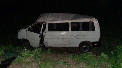 На Львовщине микроавтобус столкнулся с легковушкой: двое погибших (фото)
