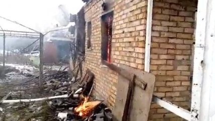 В Донецкой области боевики стреляют по жилым кварталам, сгорел дом