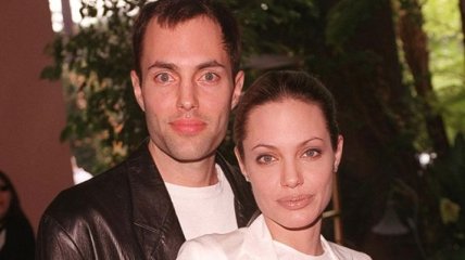 Брату Анджелины Джоли пришлось стать няней для ее детей