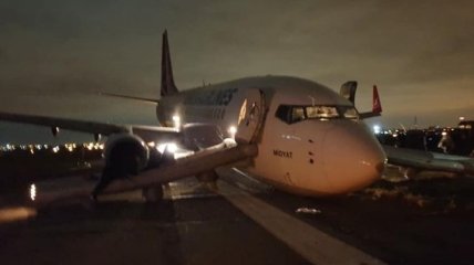 В одесском аэропорту из-за ветра Boeing совершил аварийную посадку: фото и видео