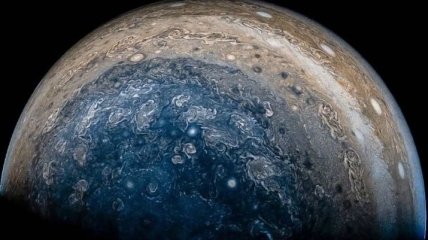 NASA опубликовало видео путешествия над северным полюсом Юпитера 