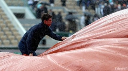 Полуфинальный матч Ролан Гаррос остановили в третий раз из-за дождя