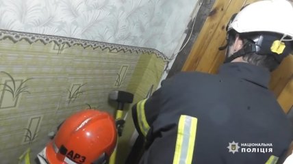 Рятувальникам довелося відчиняти двері квартири самотужки