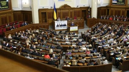 Внеочередное заседание Верховной Рады: голосуют за военное положение в Украине (Видео)