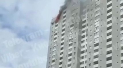 В киевской высотке вспыхнул сильный пожар: зацепило даже припаркованные машины (фото, видео)