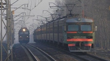 За секунду до катастрофы: под Киевом Mercedes чудом избежал столкновения с поездом (Видео)