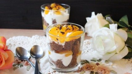 Десерт в креманці з бісквітом, вершками і шматочками фруктів - простий рецепт