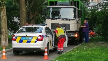 В Киеве мусоровоз насмерть задавил мужчину (Видео)