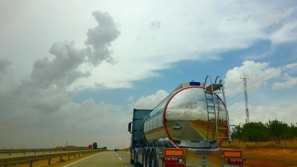 Мінінфраструктури України домовилось про бездозвільний проїзд вантажівок з паливом з Польщі