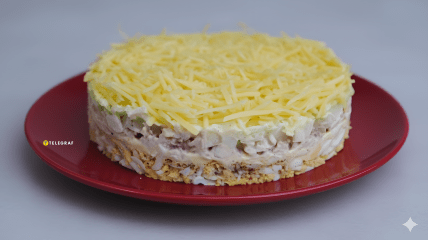 Слоеный салат с тунцом гости сметут со стола за 5 минут