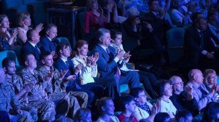 Порошенко пригласил на концерт Джамалы военных и детей с особыми потребностями