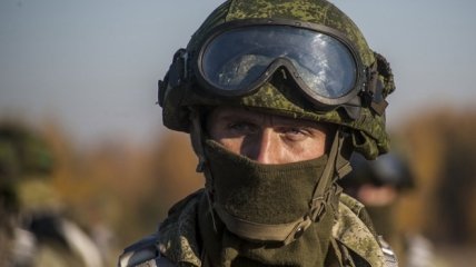 Російські військові дедалі частіше приховують від мирних українців, що воюють за агресора