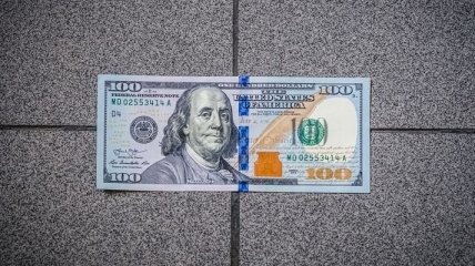 Доллар заметно подешевел: сколько стоит валюта в банках и на черном рынке