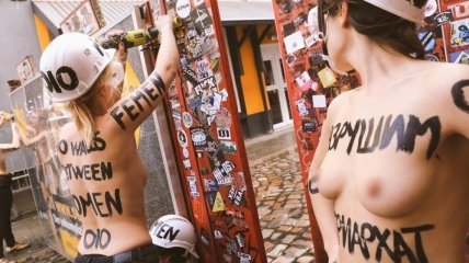 Обнаженные активистки Femen обрушили ворота на Герберштрассе
