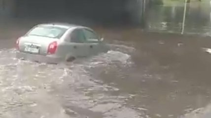 Апокалипсис сегодня: Днепр накрыла непогода, ливень затопил улицы (видео)
