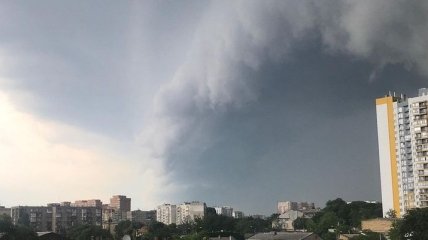 Красиво и грозно: впечатляющий шторм в Одессе сняли на фото и видео