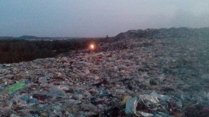 Возле Львова возобновлены поиски спасателей, оказавшихся под завалами мусора