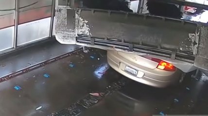 Автоматическая мойка машины едва не закончилась трагедией (Видео)