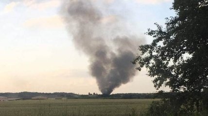 В небо поднялся черный дым: в России потерпел крушение военный вертолет (фото, видео)