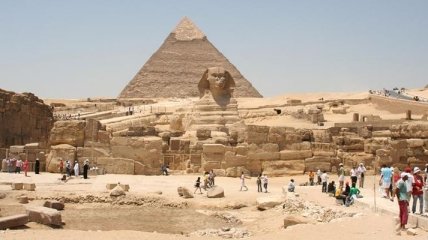Около египетских пирамид найден древний погребальный корабль