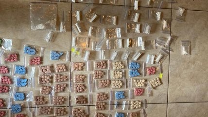 Кокаин, экстази и ЛСД: СБУ задержала международную наркогруппировку с месячным оборотом в миллионы (видео)