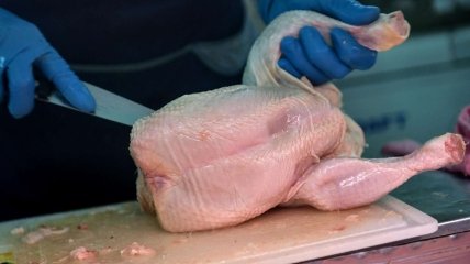 Замачивание курицы в специальном маринаде – первый шаг к очищению мяса.