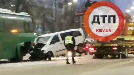 Микроавтобус на полном ходу влетел в автобус: видео с места серьезного ДТП в Киеве